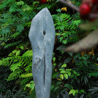 Skulptur Stein im Fluss aus Dolomitengneis